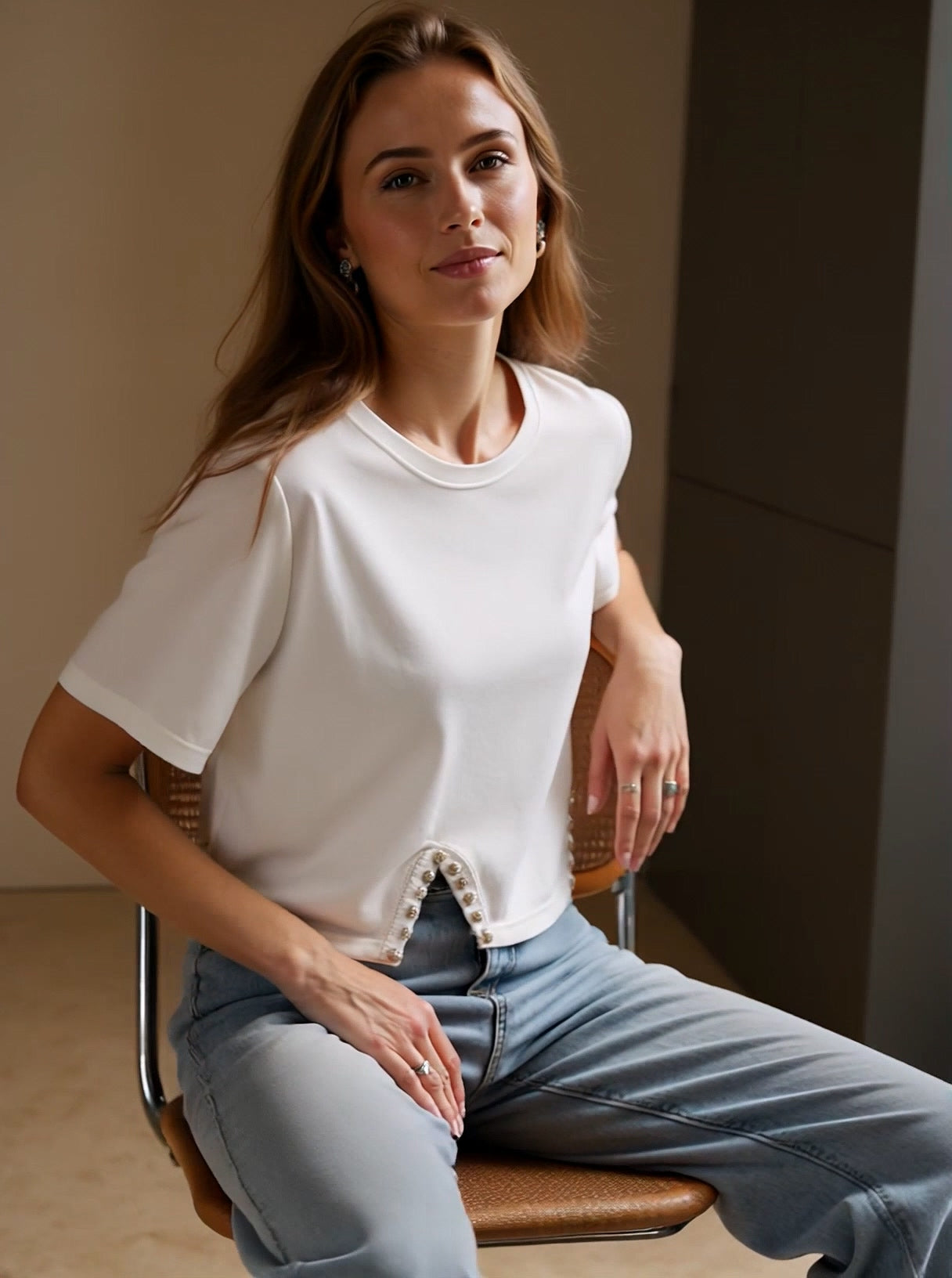 Camiseta corta con abertura y brillo lateral