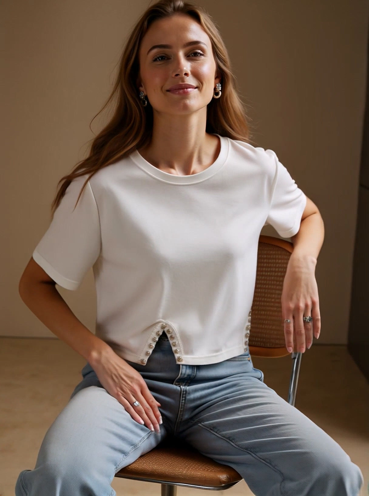 Camiseta corta con abertura y brillo lateral