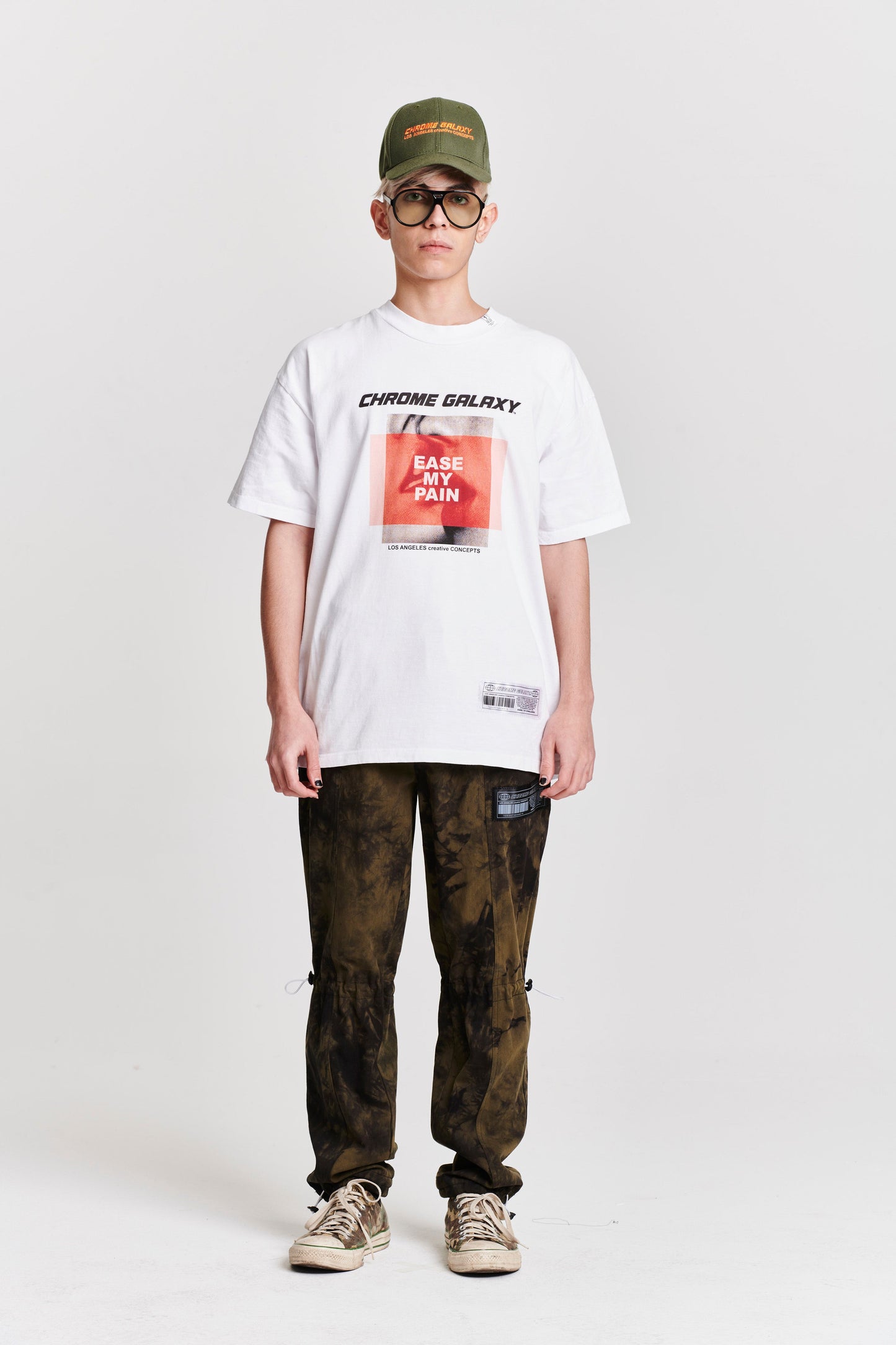 EASE MY PAIN KISSING LIPS OVERSIZED SHORT SLEEVE T-SHIRT WHITE