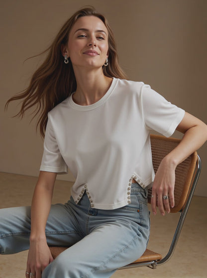 Camiseta corta con abertura y brillo lateral